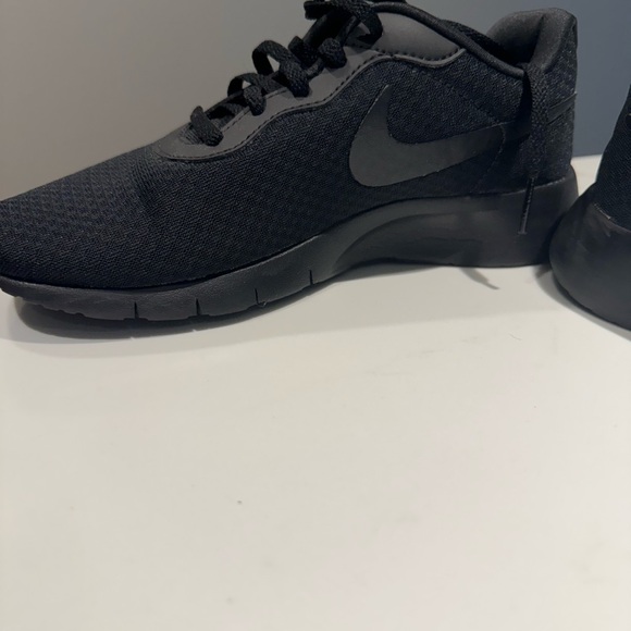 NIKE Running Shoes. Black, Size 5 - Picture 11 of 15